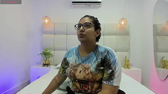 Snapshot of DanielleEvans_ chatting on 20, 11, 2025 DanielleEvans online show from 20, 11, 2025