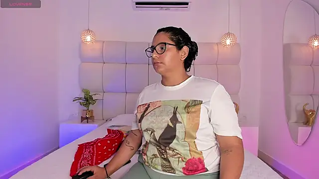 Snapshot of DanielleEvans_ chatting on 21, 11, 2025 DanielleEvans online show from 21, 11, 2025