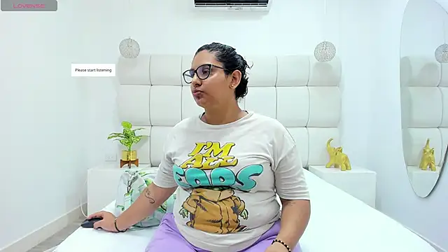 Snapshot of DanielleEvans_ chatting on 24, 11, 2025 DanielleEvans online show from 24, 11, 2025