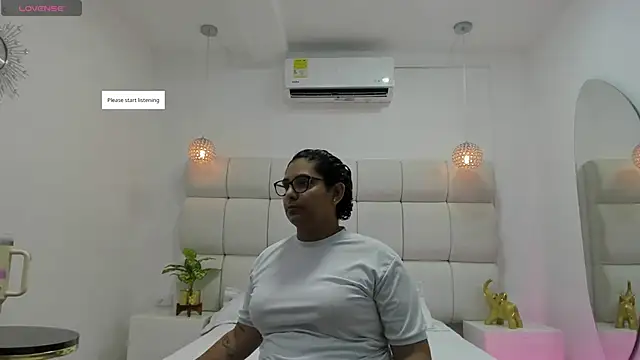 Snapshot of DanielleEvans_ chatting on 25, 11, 2025 DanielleEvans online show from 25, 11, 2025