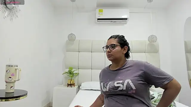 Snapshot of DanielleEvans_ chatting on 27, 11, 2025 DanielleEvans online show from 27, 11, 2025