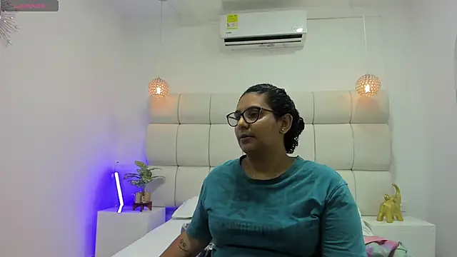 Snapshot of DanielleEvans_ chatting on 28, 11, 2025 DanielleEvans online show from 28, 11, 2025