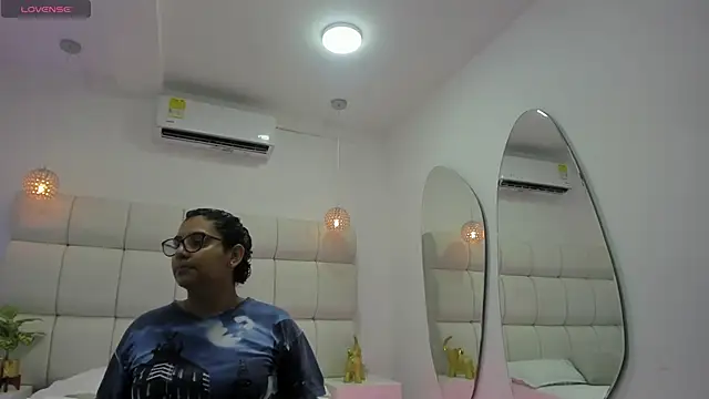 Snapshot of DanielleEvans_ chatting on 30, 11, 2025 DanielleEvans online show from 30, 11, 2025