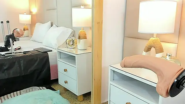 Snapshot of AntoniaRoss_ chatting on 4, 3, 2025 AntoniaRoss online show from 4, 3, 2025