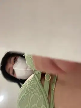 Snapshot of Onee-Chew chatting on 5, 12, 2025 Onee-Chew online show from 5, 12, 2025