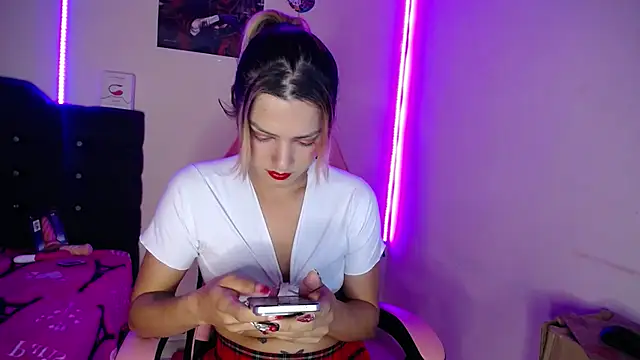 Snapshot of yuliana_19 chatting on 18, 10, 2025 yuliana 19 online show from 18, 10, 2025