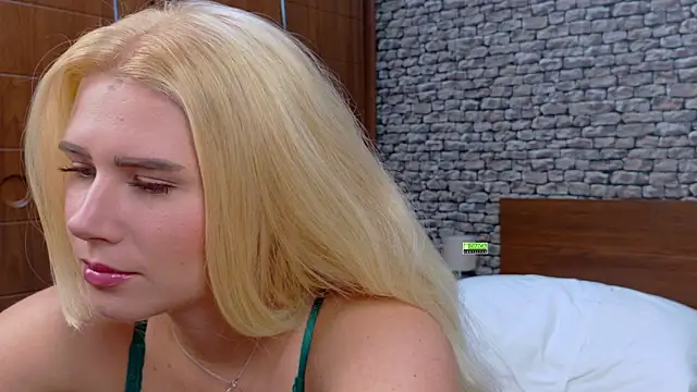 Snapshot of CuteBlondeMe chatting on 5, 12, 2025 CuteBlondeMe online show from 5, 12, 2025