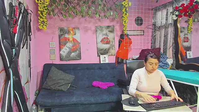 lesbiancuple online show from 20, 5, 2026