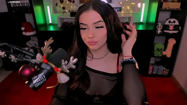 Snapshot of SofiRusselle chatting on 13, 12, 2025 SofiRusselle online show from 13, 12, 2025