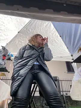 DaisyVibesss online show from 2, 2, 2025