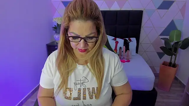 Snapshot of gisela27 chatting on 10, 9, 2025 gisela27 online show from 10, 9, 2025