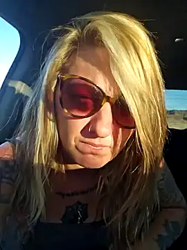 Snapshot of SheIsSomething chatting on 2, 1, 2025 SheIsSomething online show from 2, 1, 2025