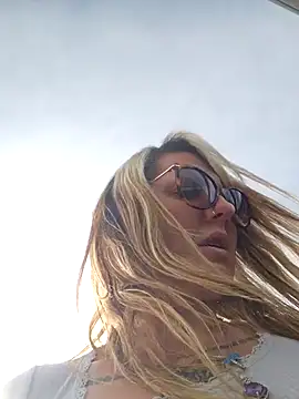 Snapshot of SheIsSomething chatting on 31, 1, 2025 SheIsSomething online show from 31, 1, 2025