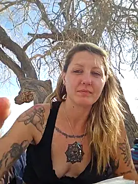 Snapshot of SheIsSomething chatting on 18, 2, 2025 SheIsSomething online show from 18, 2, 2025