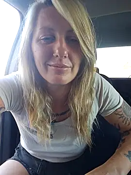 Snapshot of SheIsSomething chatting on 5, 3, 2025 SheIsSomething online show from 5, 3, 2025