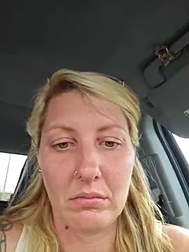 Snapshot of SheIsSomething chatting on 17, 3, 2025 SheIsSomething online show from 17, 3, 2025