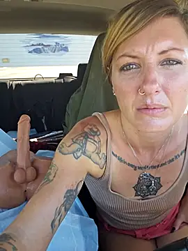 Snapshot of SheIsSomething chatting on 15, 10, 2025 SheIsSomething online show from 15, 10, 2025