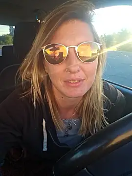 Snapshot of SheIsSomething chatting on 5, 12, 2025 SheIsSomething online show from 5, 12, 2025