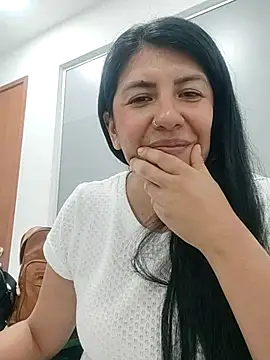 aisha latina online show from 6, 3, 2025