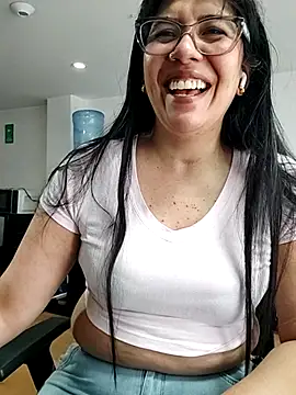Snapshot of aisha_latina chatting on 25, 6, 2026 aisha latina online show from 25, 6, 2026