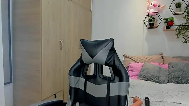 Snapshot of lara_rose1 chatting on 12, 11, 2025 lara rose1 online show from 12, 11, 2025