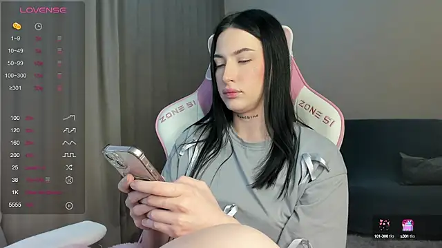 Snapshot of JenniferQueen11 chatting on 5, 1, 2025 JenniferQueen11 online show from 5, 1, 2025