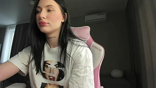 Snapshot of JenniferQueen11 chatting on 4, 3, 2025 JenniferQueen11 online show from 4, 3, 2025