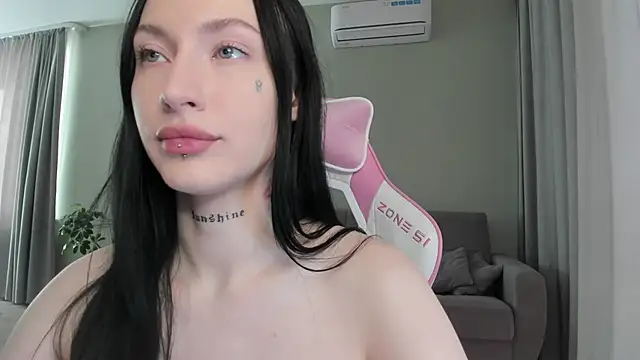 Snapshot of JenniferQueen11 chatting on 18, 10, 2025 JenniferQueen11 online show from 18, 10, 2025