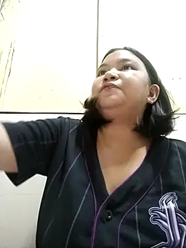 Snapshot of milkytitsmom4u chatting on 3, 10, 2025 milkytitsmom4u online show from 3, 10, 2025