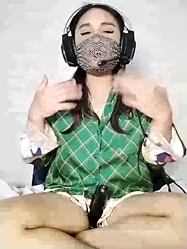 Snapshot of _Shimmerlyn_ chatting on 8, 3, 2025 Shimmerlyn online show from 8, 3, 2025