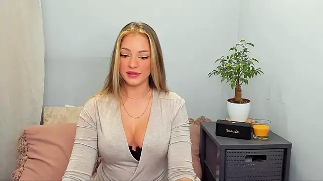 Snapshot of LilyBlondee chatting on 27, 10, 2025 LilyBlondee online show from 27, 10, 2025