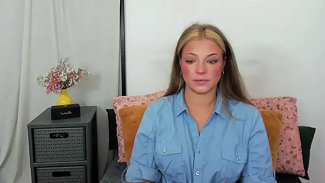 Snapshot of LilyBlondee chatting on 10, 7, 2026 LilyBlondee online show from 10, 7, 2026