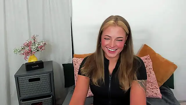 Snapshot of LilyBlondee chatting on 15, 7, 2026 LilyBlondee online show from 15, 7, 2026