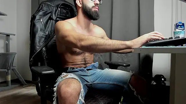 Snapshot of liamaesthetic chatting on 4, 2, 2025 liamaesthetic online show from 4, 2, 2025