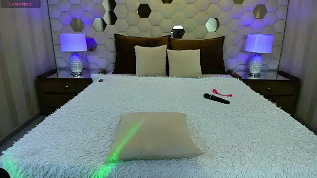 XLindaMilfX online show from 20, 3, 2026