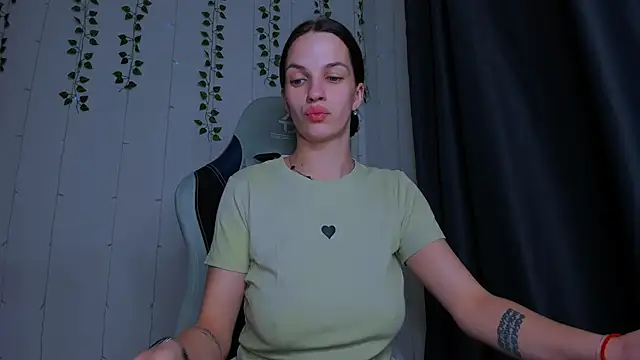 Snapshot of KarlaSim chatting on 22, 10, 2025 KarlaSim online show from 22, 10, 2025