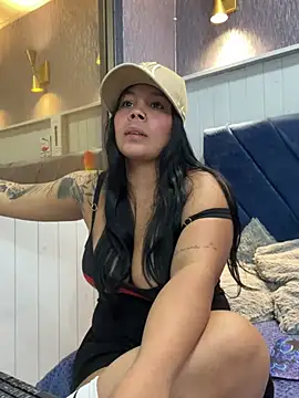 Snapshot of EmilyQueen3x chatting on 5, 3, 2025 EmilyQueen3x online show from 5, 3, 2025