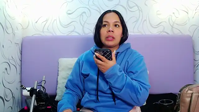 Snapshot of EmilyQueen3x chatting on 9, 10, 2025 EmilyQueen3x online show from 9, 10, 2025