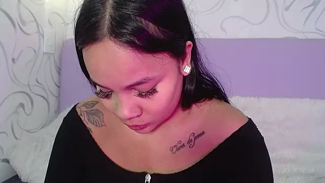 Snapshot of EmilyQueen3x chatting on 5, 11, 2025 EmilyQueen3x online show from 5, 11, 2025