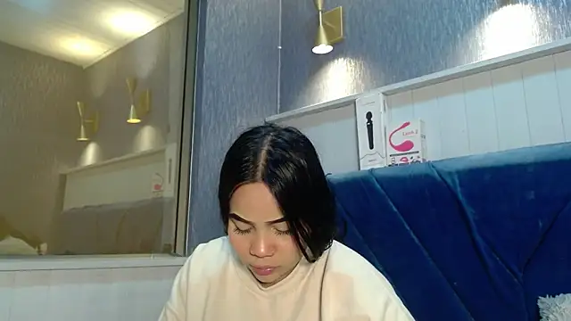 Snapshot of EmilyQueen3x chatting on 5, 12, 2025 EmilyQueen3x online show from 5, 12, 2025