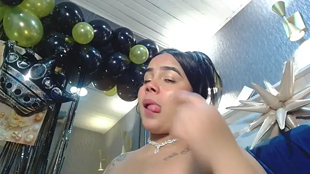 Snapshot of EmilyQueen3x chatting on 13, 12, 2025 EmilyQueen3x online show from 13, 12, 2025