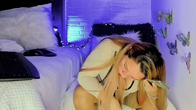 Snapshot of AndreaLombana chatting on 14, 1, 2025 AndreaLombana online show from 14, 1, 2025