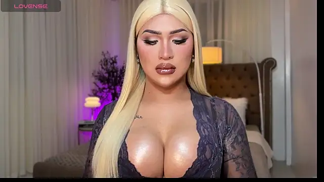 Snapshot of Your_Majesty_Tyra chatting on 15, 11, 2025 Your Majesty Tyra online show from 15, 11, 2025