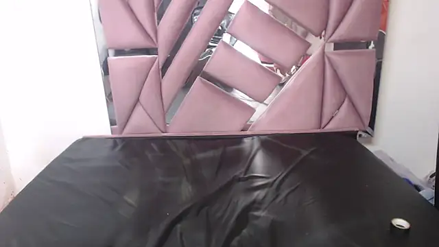 Snapshot of morenahott1 chatting on 31, 10, 2025 morenahott1 online show from 31, 10, 2025