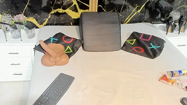 Snapshot of NahomyOwen chatting on 20, 10, 2025 NahomyOwen online show from 20, 10, 2025