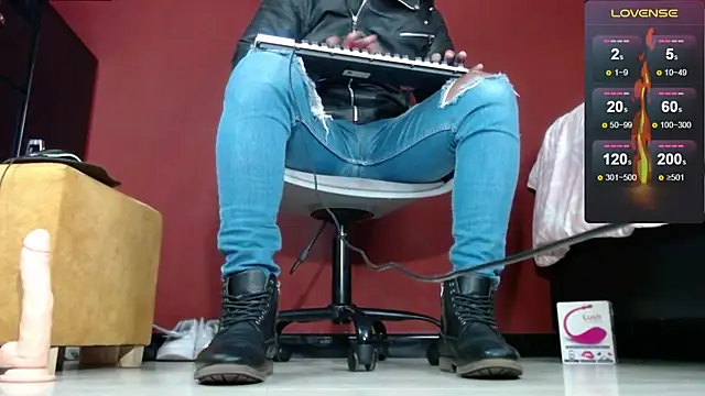 Snapshot of TomLover_12 chatting on 10, 2, 2025 TomLover 12 online show from 10, 2, 2025