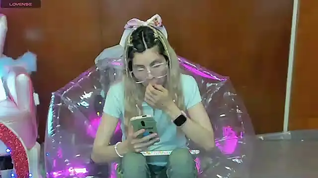 Skinygirl online show from 14, 3, 2026