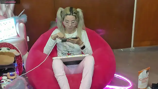 Snapshot of Skinygirl chatting on 15, 6, 2026 Skinygirl online show from 15, 6, 2026