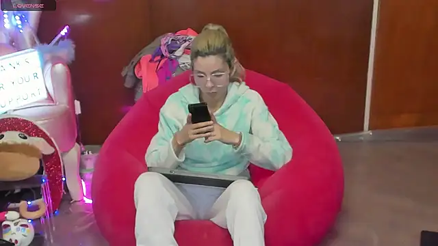 Snapshot of Skinygirl chatting on 18, 6, 2026 Skinygirl online show from 18, 6, 2026