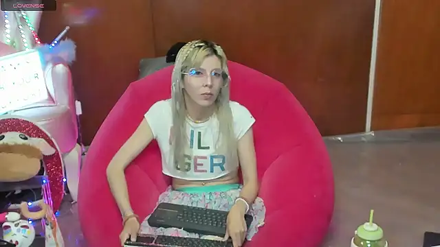 Snapshot of Skinygirl chatting on 20, 6, 2026 Skinygirl online show from 20, 6, 2026
